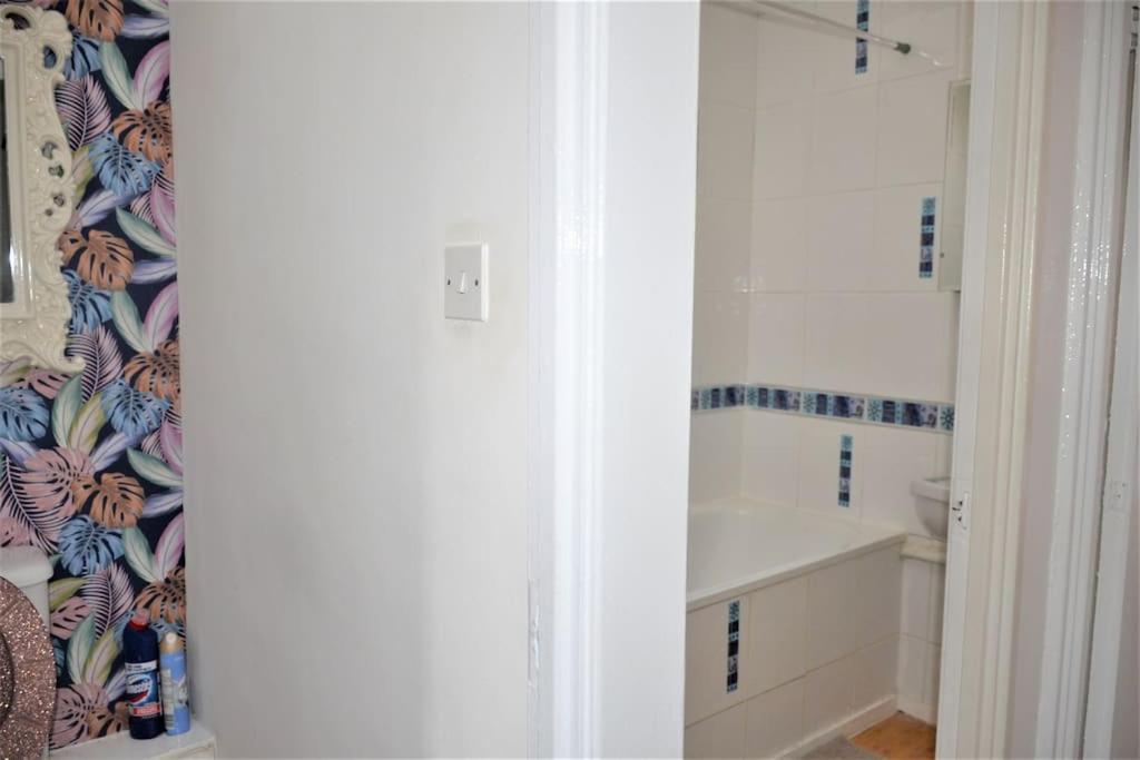 London Zone 2, 2 Bedroom House 외부 사진
